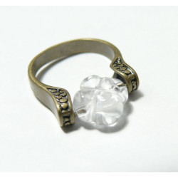 Bague Cristal de roche sculptée ' le trèfle porte bonheur '