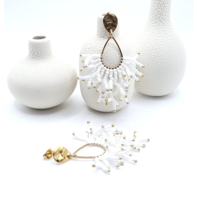 Boucles d’oreilles en acier inoxydable doré 18K – forme Corail  avec perles de rocaille BLANC
