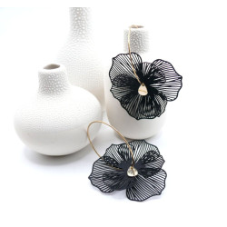 Créoles en acier inoxydable doré 18K, Fleur dentelle Noire avec pistil doré