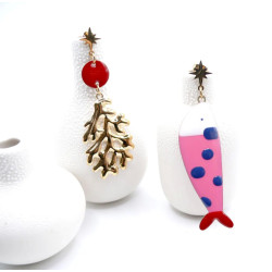 Boucles d’oreilles asymétriques en acier inoxydable doré 18K, avec un délicat poisson à pois