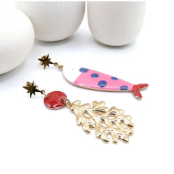 Boucles d’oreilles asymétriques en acier inoxydable doré 18K, avec un délicat poisson à pois