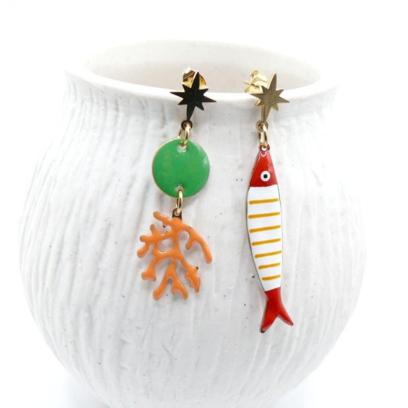 Boucles d’oreilles asymétriques en acier inoxydable doré 18K, avec un délicat poisson à rayures
