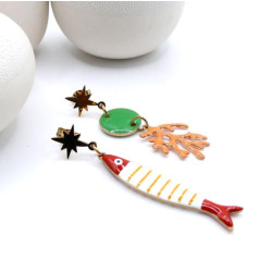 Boucles d’oreilles asymétriques en acier inoxydable doré 18K, avec un délicat poisson à rayures