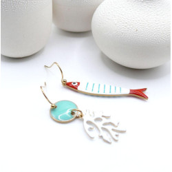 Boucles d’oreilles asymétriques en acier inoxydable doré 18K, avec un délicat poisson à Rayures